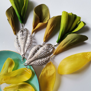 Light and large flower earrings